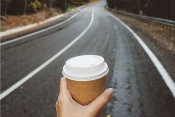 Kawa na długie trasy – jaką wybrać, by podróż była przyjemnością?
